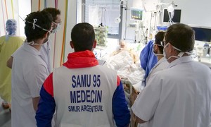 En France, les Services mobile d'urgence et de réanimation (SMUR) sont en première ligne pour sauver les personnes atteintes de la Covid-19