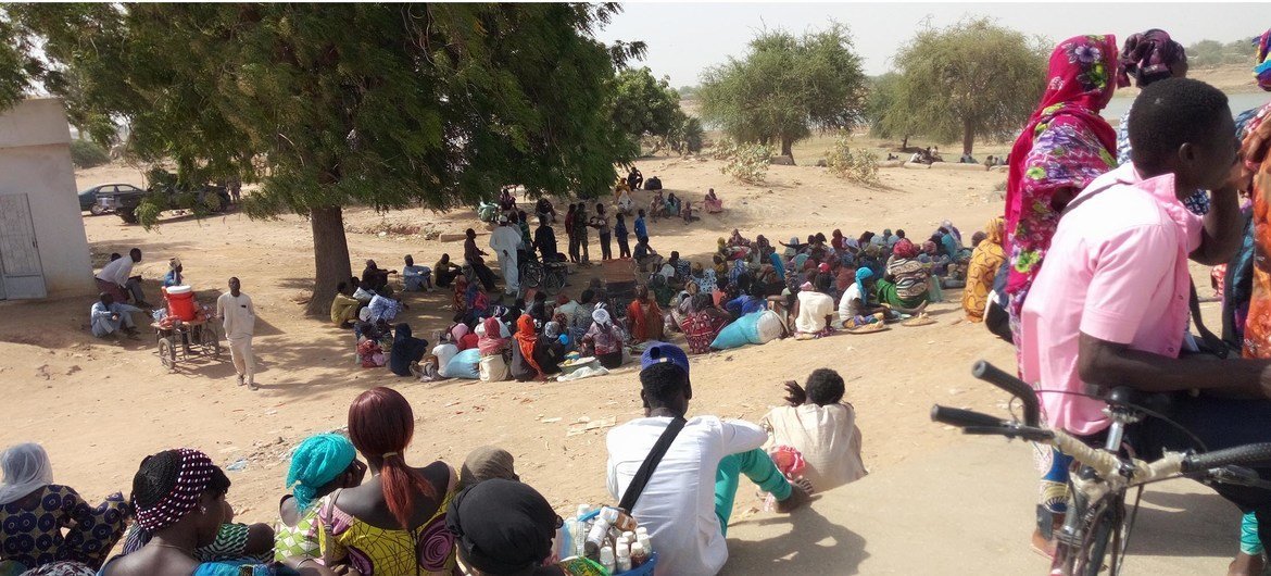 Afin d’améliorer la communication entre pairs — tant en milieu urbain que rural — les Nations Unies ont  équipé 1 040 travailleurs communautaires au Tchad dans huit provinces pour promouvoir des habitudes saines et dissiper tout doute sur le COVID-19