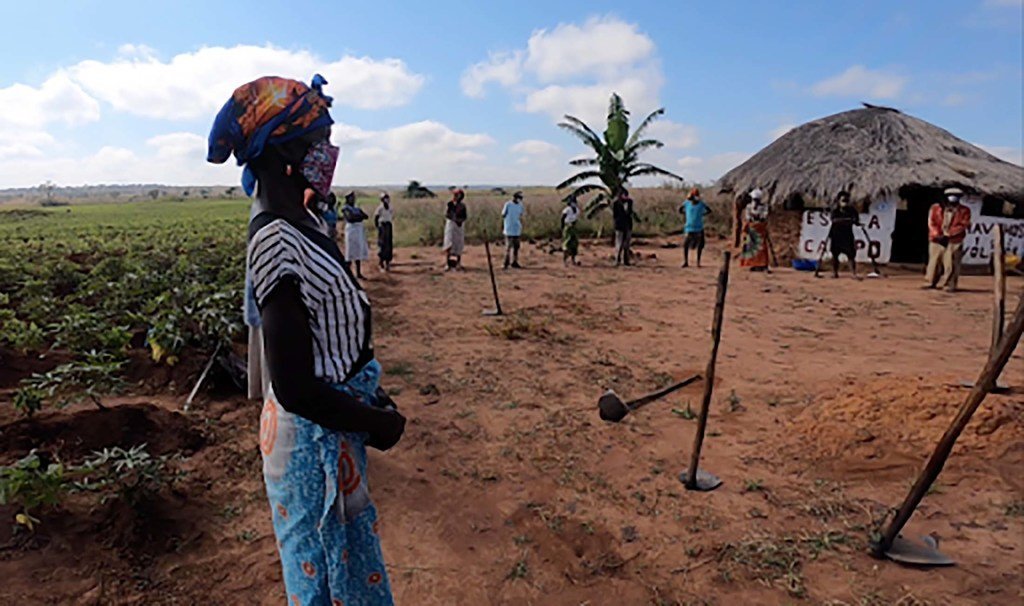 Des agriculteurs portent des masques lors d'une session sur la prévention du COVID-19 qui se déroule dans une ferme-école de la province de Malanje, dans la communauté de Lombe en Angola