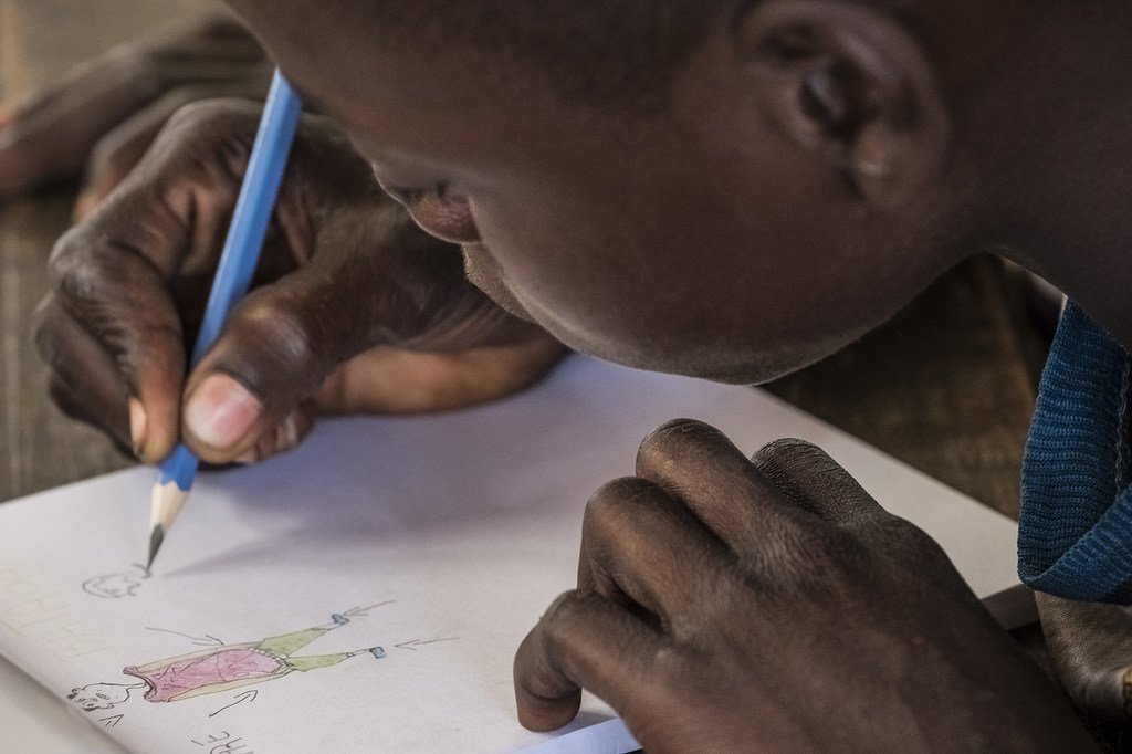 在中非共和国的一所学校里，14岁的前儿童兵弗朗索瓦正里画画。（资料图片）