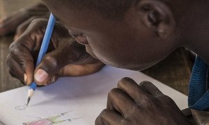 在中非共和国的一所学校里，14岁的前儿童兵弗朗索瓦正里画画。（资料图片）