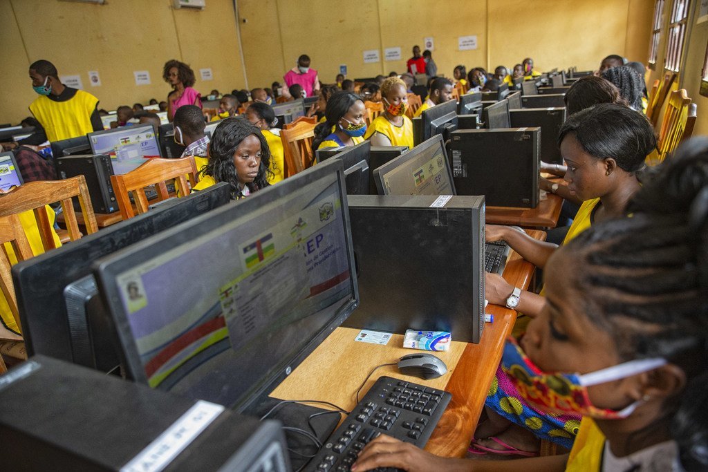 Des opérateurs de saisie du Centre de traitement des données de l’ANE deux jours après le scrutin du 27 décembre en République centrafricaine.