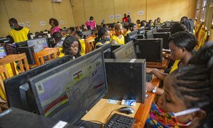 Des opérateurs de saisie du Centre de traitement des données de l’ANE deux jours après le scrutin du 27 décembre en République centrafricaine.