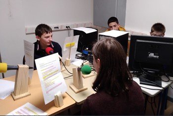 Des élèves enregistrent un programme pour leur webradio européenne.