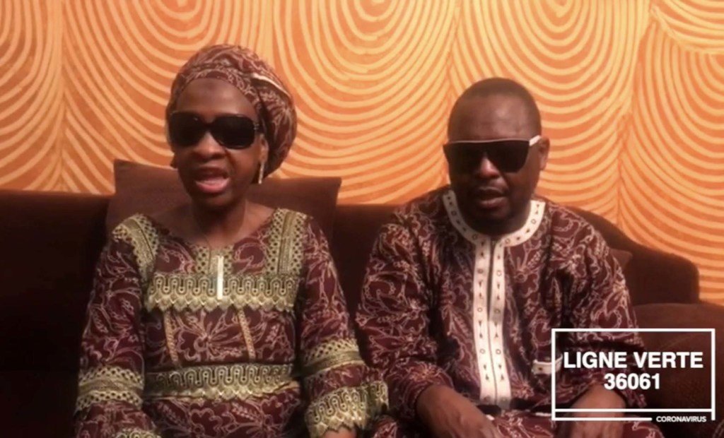 Les artistes maliens Amadou et Mariam enregistrent des messages vidéo en français et dans les langues nationales pour sensibiliser la population à la réalité de la pandémie et aux gestes barrières nécessaires pour contrer le coronavirus 