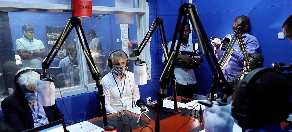 Edouard Beigbeder, représentant de l'UNICEF RDC ( à gauche ) et Christophe Boulierac ( à droite ) lors du lancement de l'émission Okapi Ecole, le 26/04/2020
