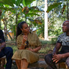 英国演员伊德里斯·艾尔巴（Idris Elba）（左）和他的妻子萨布丽娜·艾尔巴（Sabrina Elba）随联合国国际农业发展基金访问塞拉利昂。