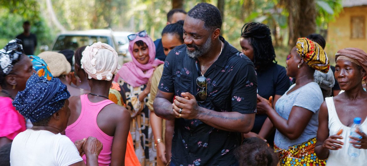 الممثل إدريس إلبا (في الوسط) يلتقي بالسكان المحليين في مابويكاندو في سيراليون.