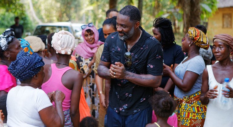 El actor Idris Elba (en el centro) en una visita a Sierra Leona