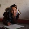 一个阿富汗女孩曾和家人逃到伊朗，在难民营里住了五年后才返回阿富汗。现在，她的国家再度陷入未卜的前途。