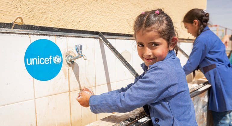 Niños en Jordania se lavan las manos en su escuela apoyada por UNICEF.