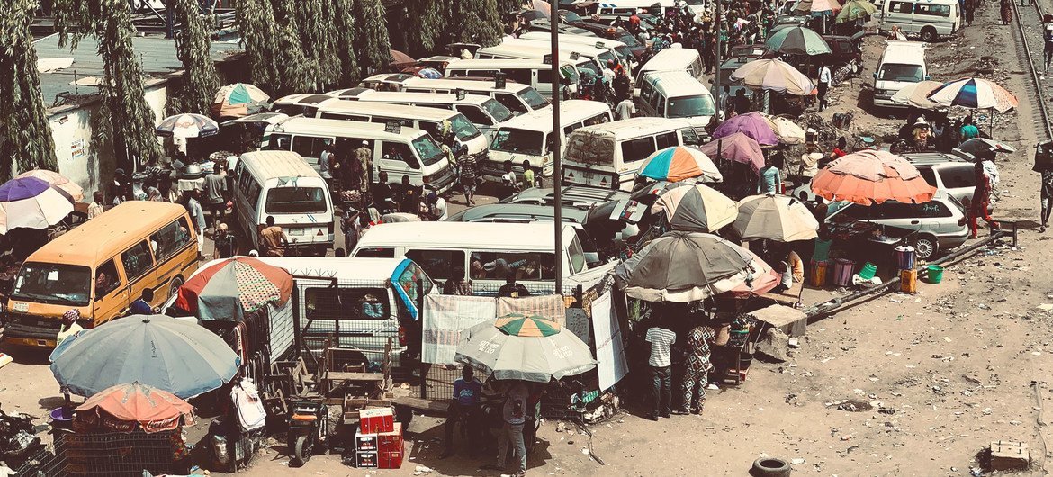مشهد من أحد شوارع مدينة لاغوس النيجيرية.