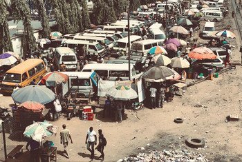 Vue aérienne d'un jour de marché à Papa Ajao, un quartier de Lagos, au Nigéria.