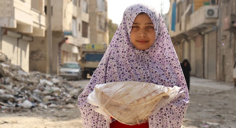 Le Programme alimentaire mondial distribue de la nourriture aux familles vulnérables d'Alep, en Syrie, et s'assure qu'elles sont au courant des dangers de la Covid-19 et de la manière dont elles peuvent s'en protéger.