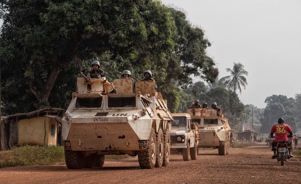Des véhicules de la MINUSCA effectuent des patrouilles à Bangassou, dans le sud-est de la République centrafricaine pour protéger la population. Deux Casques bleus ont été tués le 18 janvier par des groupes armés.