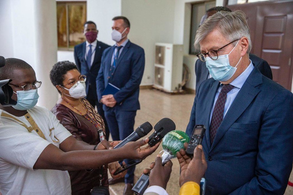 Lors d'une visite au Mali, le Secrétaire général adjoint aux opérations de paix de l’ONU, Jean-Pierre Lacroix, répond aux questions de journalistes à Bamako.