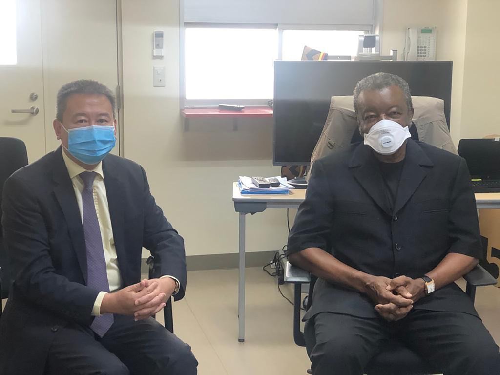 夏煌于去年9月对刚果（金）进行了访问，并同为埃博拉治疗做出重要贡献的流行病学专家穆耶姆贝（Jean-Jacques Muyembe Tamfum）进行交流。