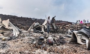 Flowing lava from the volcanic eruption of Mount Nyiragongo in DR Congo on 22 May has forced more than 5,000 people to cross the border into Rwanda.