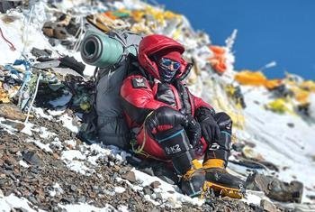 Alpinista nepalês e sua equipe juntaram 500 kg de lixo no Monte Manaslu do Nepal, a oitava montanha mais alta do mundo, 