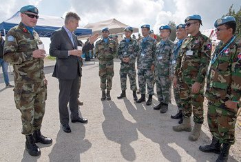 联合国负责维和事务的副秘书长拉克鲁瓦视察联黎部队，与来自中国、印度和柬埔寨的维和人员交谈。
