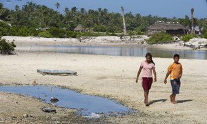  À Kiribati, le changement climatique a un impact sérieux sur le paysage à faible élévation de ce pays insulaire du Pacifique
