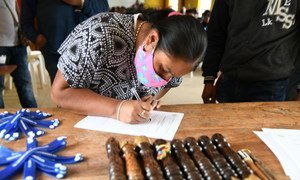 Entrega de "brazaletes de reconcilación" a una comunidad indígena en Colombia, como parte del proceso de paz.