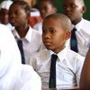 तंज़ानिया के दार ए सलाम में ज़नाकी इलाक़े में एक प्राईमरी स्कूल के छात्र 