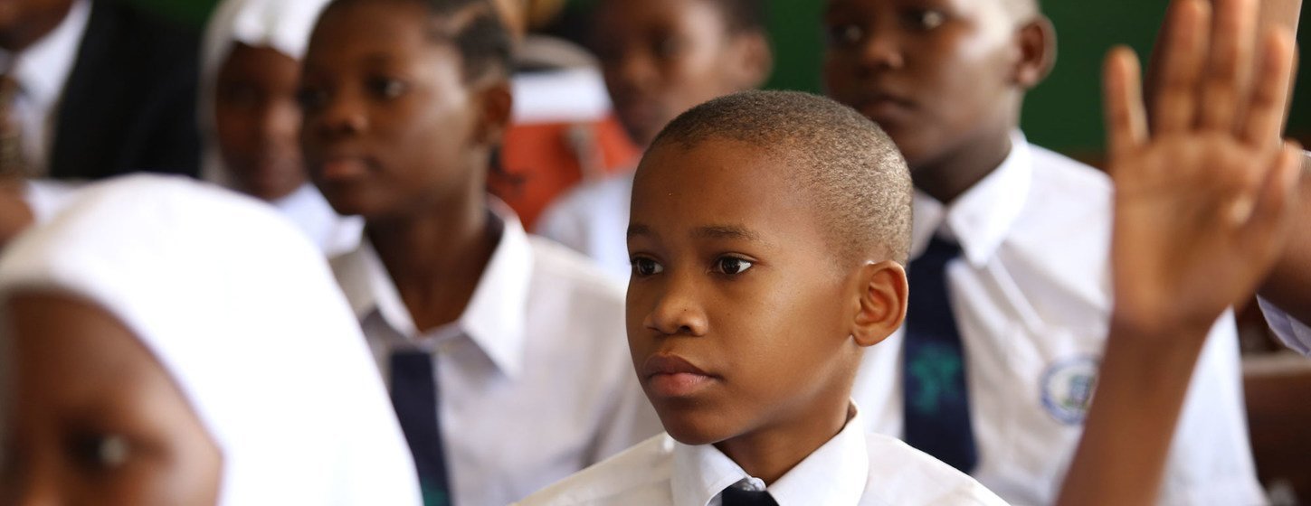 Школьники в Танзании.  В странах с высоким уровнем неравенства у многих детей нет возможности учиться