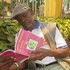 Peter Semiga de l'Ouganda en train de lire un livre.