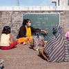 Los niños mantienen la distancia física durante una clase en India.