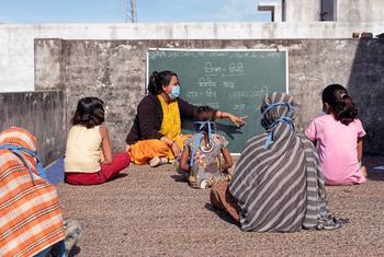 الأطفال يمارسون التباعد البدني في الهند خلال الدراسة.