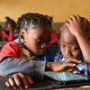 Crianças aprendem com tablets em uma escola nos Camarões.
