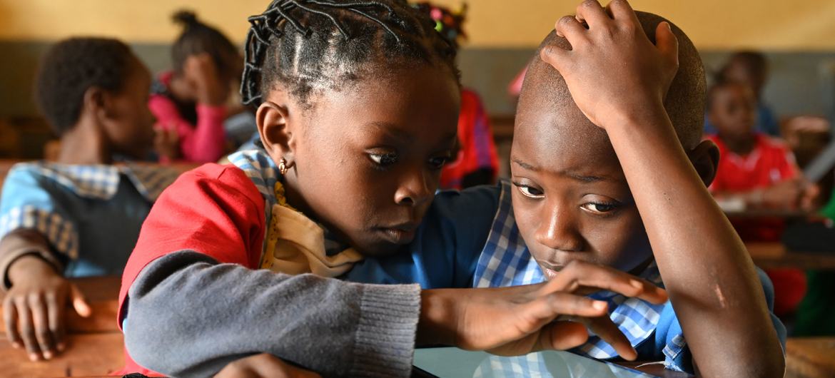 Los niños aprenden con tabletas y computadoras en una escuela en Yaundé, Camerún.