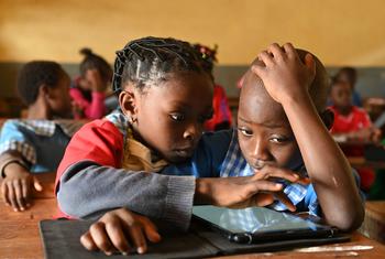 Crianças aprendem com tablets em uma escola nos Camarões.