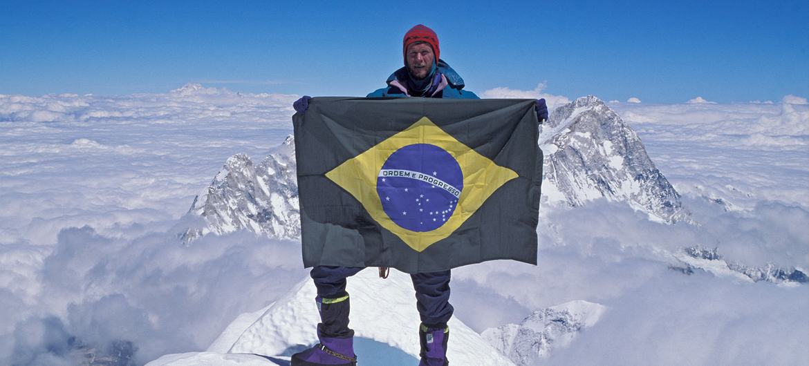 Niclevicz foi o primeiro brasileiro a chegar ao topo do Everest, a montanha mais alta do mundo com 8.848 metros de altitude, em 1995