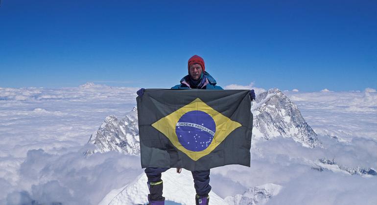 Niclevicz foi o primeiro brasileiro a chegar ao topo do Everest, a montanha mais alta do mundo com 8.848 metros de altitude, em 1995