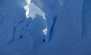 O alpinista Waldemar Niclevicz escalando o Cerro Torre, uma montanha da Patagônia, na América do Sul