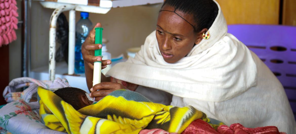 Une mère nourrit son bébé souffrant de malnutrition sévère dans une clinique en Éthiopie.