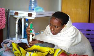 Une mère nourrit son bébé souffrant de malnutrition sévère dans une clinique en Éthiopie.