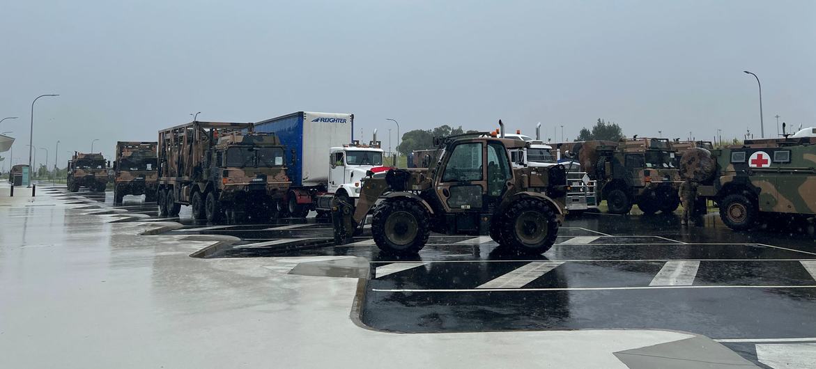 کامیون ها آماده خروج از بریزبن هستند و کمک و تجهیزات اضطراری را به جزایر تونگا می آورند.