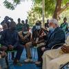 وكيل الأمين العام للشؤون الإنسانية، مارتن غريفيثس، يتحدث مع نازحين داخليا في شمال شرق نيجيريا.