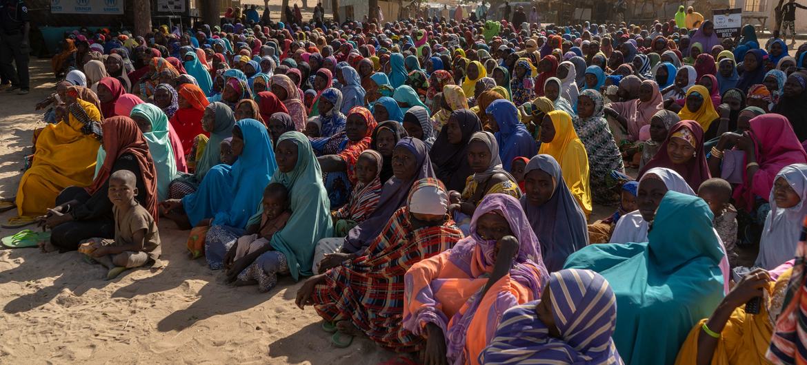 زنان آواره با فرزندان خود در شمال شرق نیجریه.