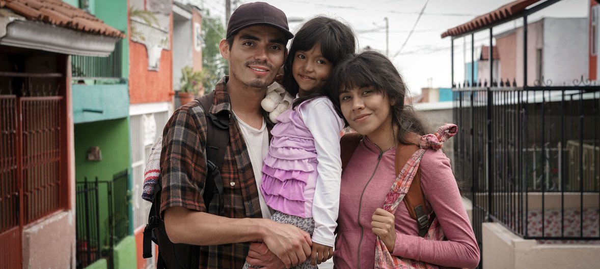 Una familia migrante de Honduras en México posa para una campaña de la Organización Internacional para las Migraciones. 