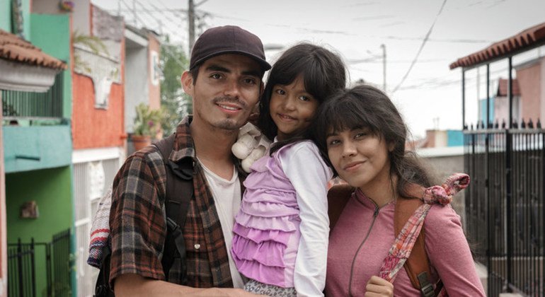 Una familia migrante de Honduras en México posa para una campaña de la Organización Internacional para las Migraciones. 