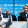 Le Secrétaire général de l'ONU, António Guterres (à gauche), et le Directeur général de l'OMS, Dr Tedros Adhanom Ghebreyesus, écoutent un exposé sur le coronavirus à Genève.
