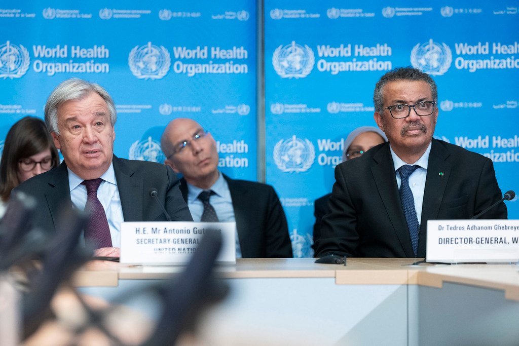 الأمين العام أنطونيو غوتيريش ومدير عام منظمة الصحة العالمية يستعمان إلى إيجاز بشان كورونا في جنيف (صورة من الأرشيف)
