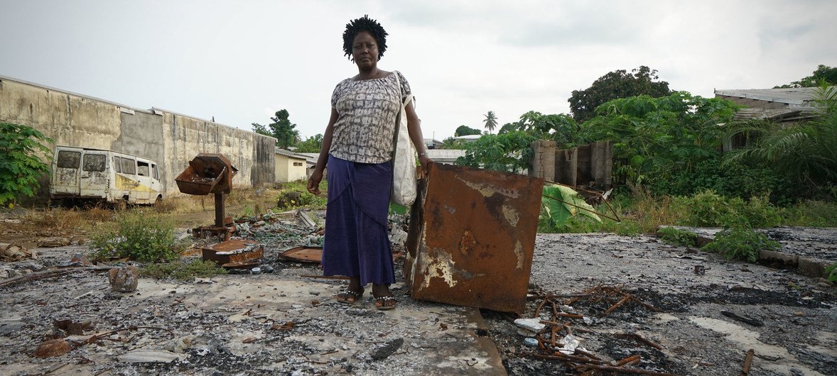 إيفلين البالغة من العمر 65 عاما تقف في المكان الذي كان فيه بيتها قبل أن يحترق حيث قتل زوجها وثلاثة من أبنائها في هجوم شنته القوات العسكرية.