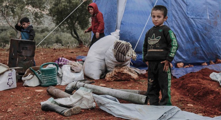 Niños juegan en un campamento de desplazados en Idlib, Siria