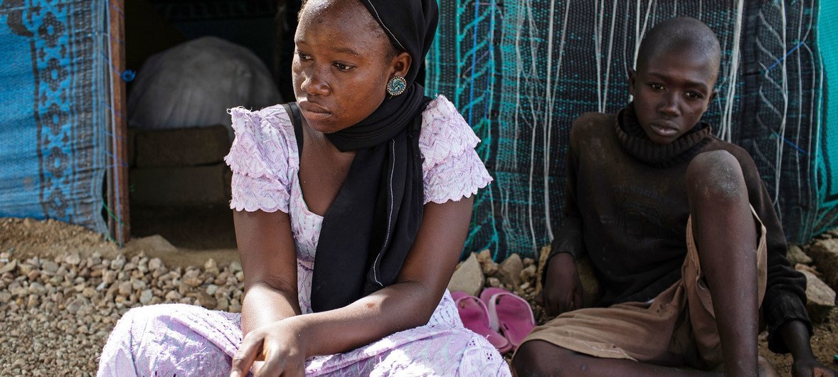طفلان يجلسان أمام خيمتهما في إحدى القرى في أقصى شمال الكاميرون، بعد أن وصلت جماعة بوكو حرام إلى بلدتهم.