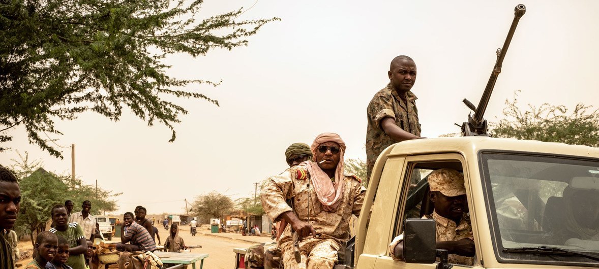 Forças armadas nigerianas circulam na região de Agadez, Níger.